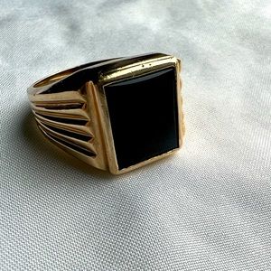 Men’s Gold and Black Onyx Ring - Vintage